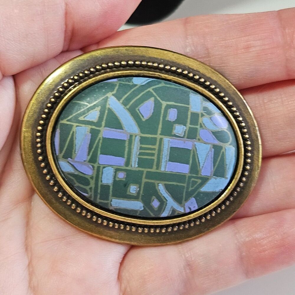 Gold tone oval geometric cameo brooch